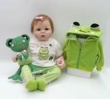 Lindo Boneca Bebê Reborn Roupinha Verde + Acessórios E Sapo